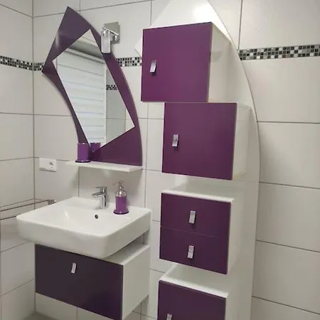 Moderne Doppelhaushaelfte Baunatal