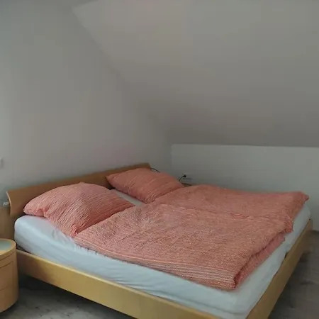 Holiday home Moderne Doppelhaushaelfte Baunatal